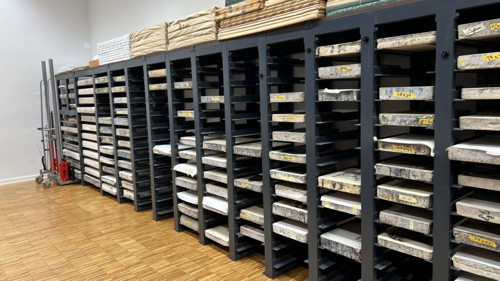 Das Flachpalettenmagazin bietet in der Höhe bis zu zwölf Steinen Platz, so dass insgesamt 156 Lithographiesteine gelagert werden können.