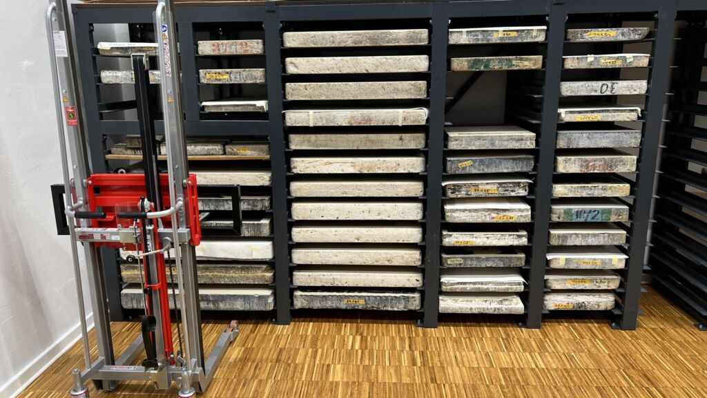 Mit dem Wunsch nach einer optimalen Lagerlösung und passendem Transportgerät für bis zu 200kg schwere Lithographiesteine wandte sich die Universität der Künste Berlin (UdK) an die Experten von Karl H. Bartels.